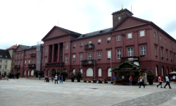 Marktplatz mit Rathaus und Mausoleum